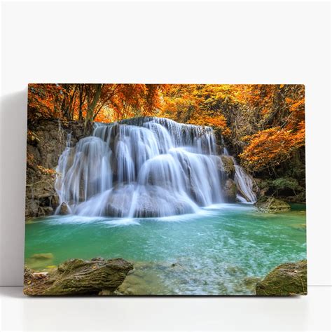 Slap v gozdu z žensko pod njim