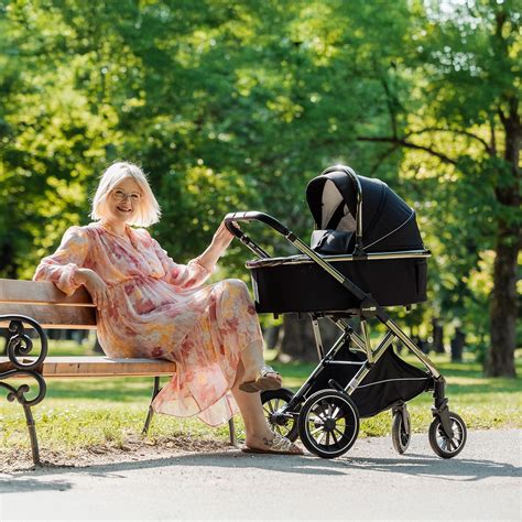 Ženska z novorojenčkom v naročju