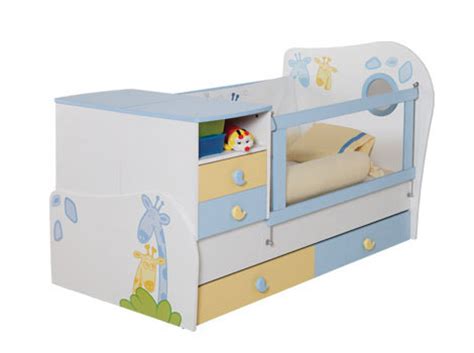 Otroška posteljica s plišastimi igračami