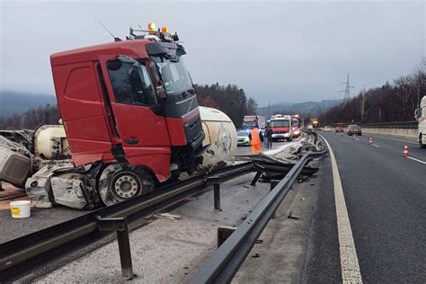 Grafični prikaz posledic prometne nesreče zaradi neprivezane osebe