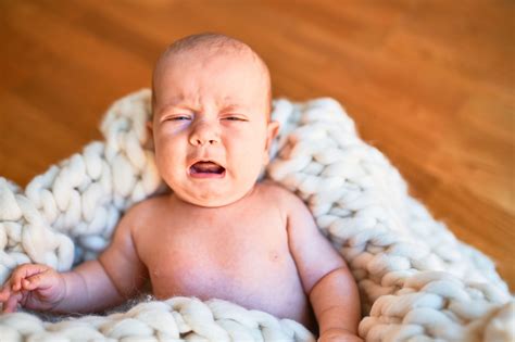 Dojenček, ki ga mati hrani z materinim mlekom