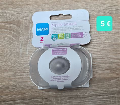 dojenček na trebuhu na blazini za dojenje