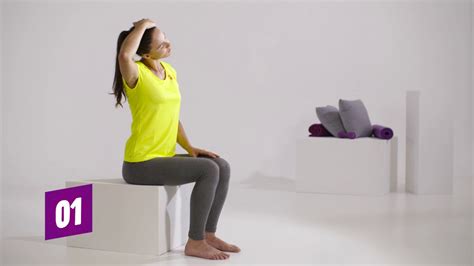 Ilustracija ženske, ki izvaja raztezne vaje za vrat v sedečem položaju.