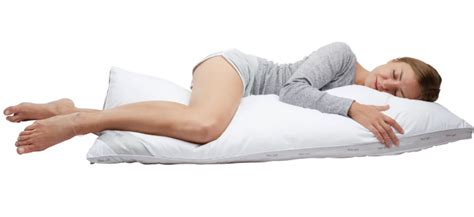 Nosečnica leži na boku s podporno blazino med koleni.