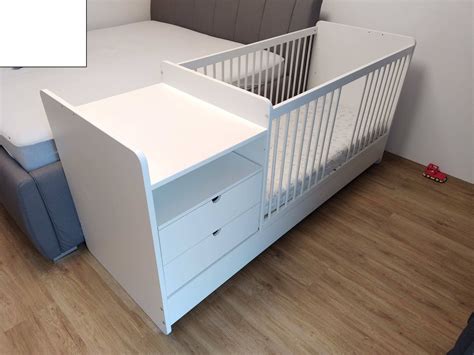 dnevna soba z otroško posteljo in previjalno komodo