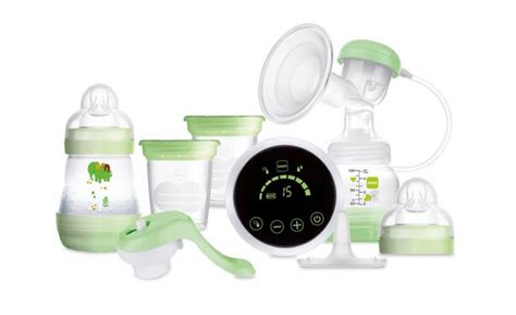 Mlada mamica uporablja električno prsno črpalko