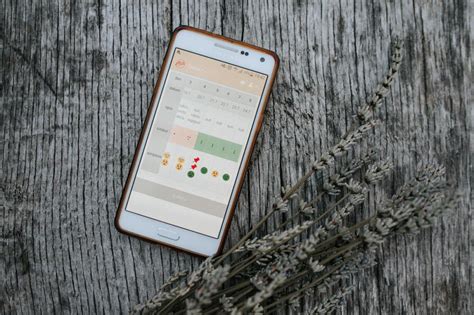 Ženska spremlja svoj menstrualni ciklus na telefonu.