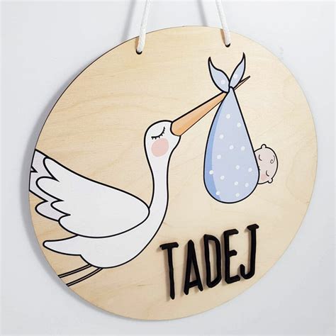 Detail lesene gravure na okvirju za novorojenčka