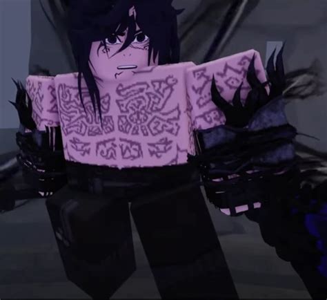 Nosečnica meri obseg pod oprsjem s šiviljskim metrom