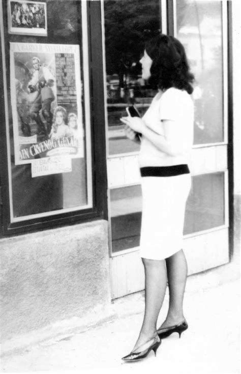 Ženska gleda ultrazvočno slikico