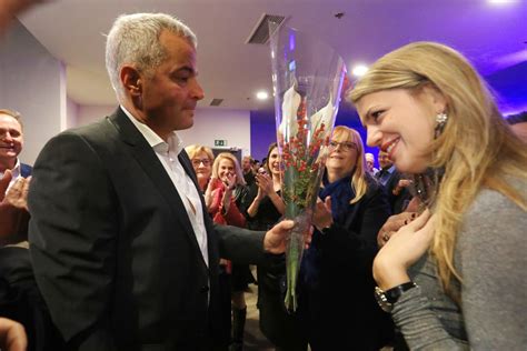 Ženska z dvignjenimi rokami v naravi