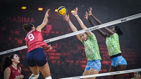 Novorojenček z dvignjeno glavo