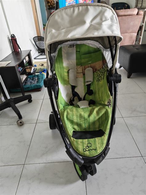 Otrok, ki gleda skozi okno iz vozička Quinny Zapp Xtra 2