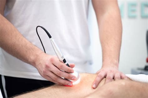 Ilustracija ustnega sora pri dojenčku z belimi oblogami na jeziku in notranji strani lic.