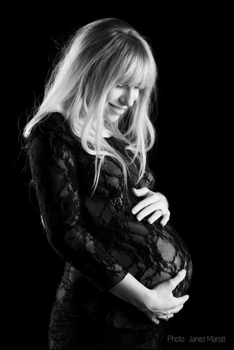 Nosečnica, ki nežno boža svoj trebušček