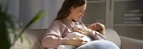 ilustracija matere in otroka med dojenjem