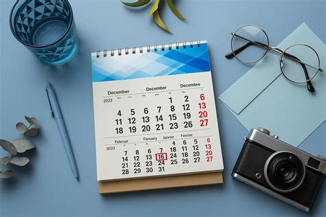 Ilustracija koledarja s poudarjenimi meseci, ki se nanašajo na dopust in regres