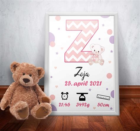 Fotografija para, ki drži spominsko škatlico z otrokovimi spominki
