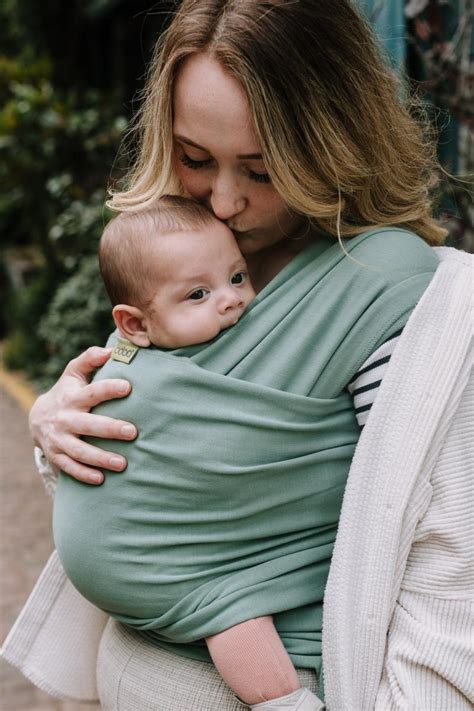 Mamica, ki zavezuje Boba Wrap okoli sebe in dojenčka