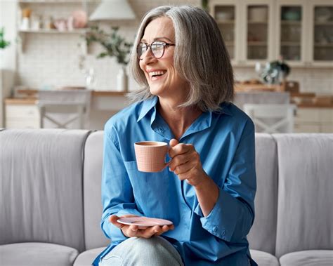 Ženska, ki pije kavo