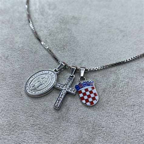 Ikona zdravniškega znaka s križem in otroškim obrazom