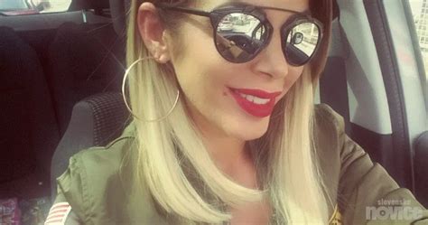 Ilustracija ženske z bolečo dojko