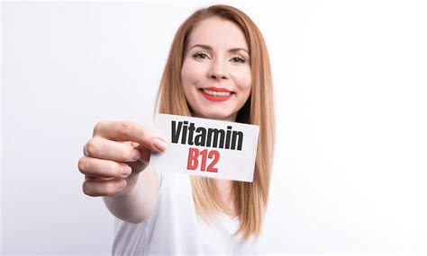 Diagram, ki prikazuje sintezo rdečih krvničk in vlogo vitamina B12 ter folne kisline v tem procesu.