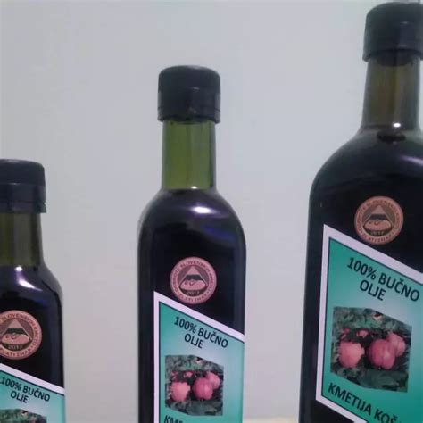 Bogat kozarec bučnega olja ob strani.