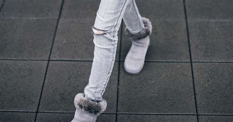 Dojenček v toplih zimskih škornjih