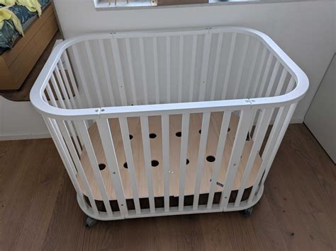 različne velikosti pleničk in otroška kozmetika