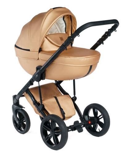 Novi starši pregledujejo otroške vozičke v trgovini