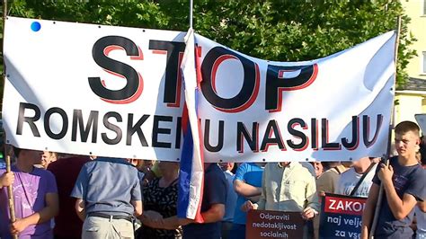 Ilustracija dojenčka, ki se počuti varnega v objemu starša