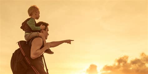 Ilustracija očeta, ki nosi otroka