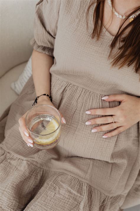 Ženska z želodčnimi težavami v nosečnosti