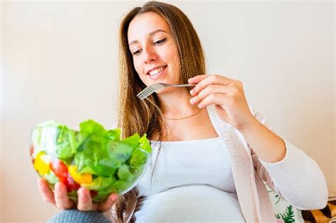 Nosečnica, ki uživa manjše obroke čez dan