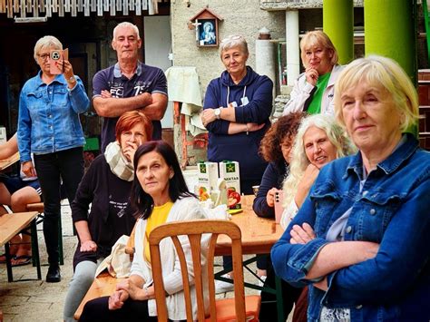 Ženska z nosečniškim trebuščkom, ki si ga nežno boža