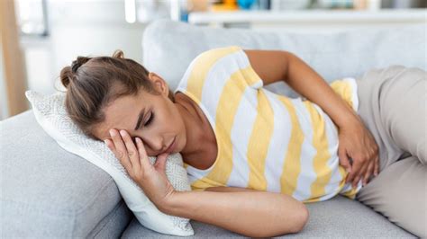 Ženska z glavobolom in vizualnimi motnjami med nosečnostjo