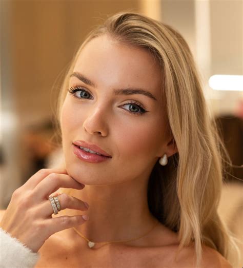 Mlada mama se sprošča med črpanjem mleka.