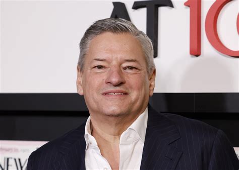 Nosečnica bere knjigo o porodu