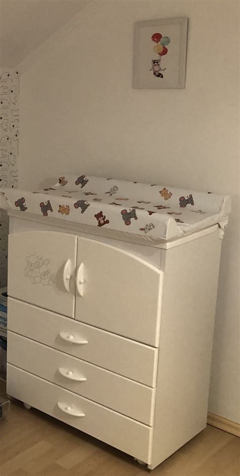 Shematski prikaz previjalne mize z banjico in shranjevalnimi predali