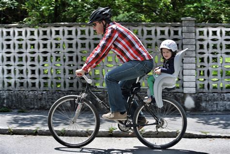 Otrok v otroškem kolesarskem sedežu na kolesu