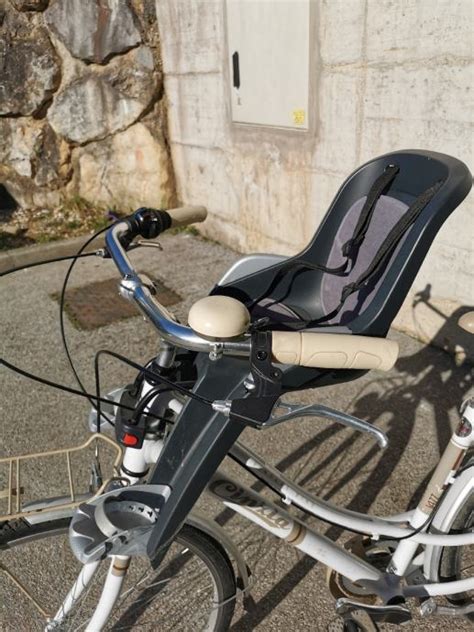 Otroški kolesarski sedež, montiran spredaj na okvir kolesa