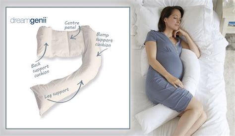 Nosečnica, ki spi z blazino za nosečnice