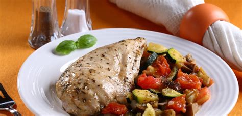 Narezani piščančji prsi s pisano zelenjavo