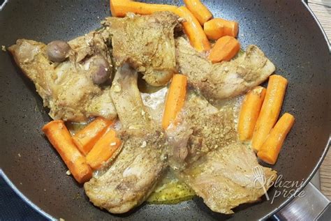 Pečen zajec z zelenjavo v pekaču