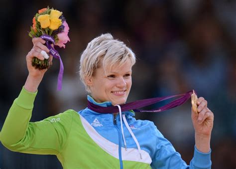 Urška Žolnir na stopničkah z zlato olimpijsko medaljo v Londonu