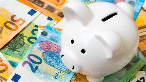 Simbolična slika denarja in zdravstvenega znaka