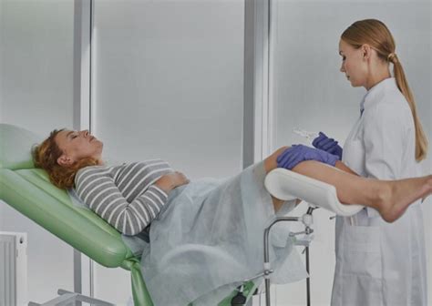 Ilustracija, ki prikazuje, kdaj obiskati ginekologa zaradi vaginalnega izcedka