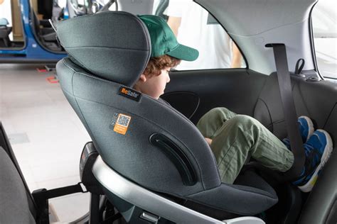 Prikaz pravilnega pripenjanja otroka z varnostnimi pasovi