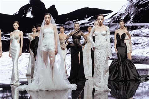 Modna kolekcija nosečniških oblačil